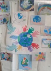 Выставка детских работ "Мир во всем мире!"