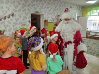 ...и в зал вошли они – Снегурочка и Дед Мороз!